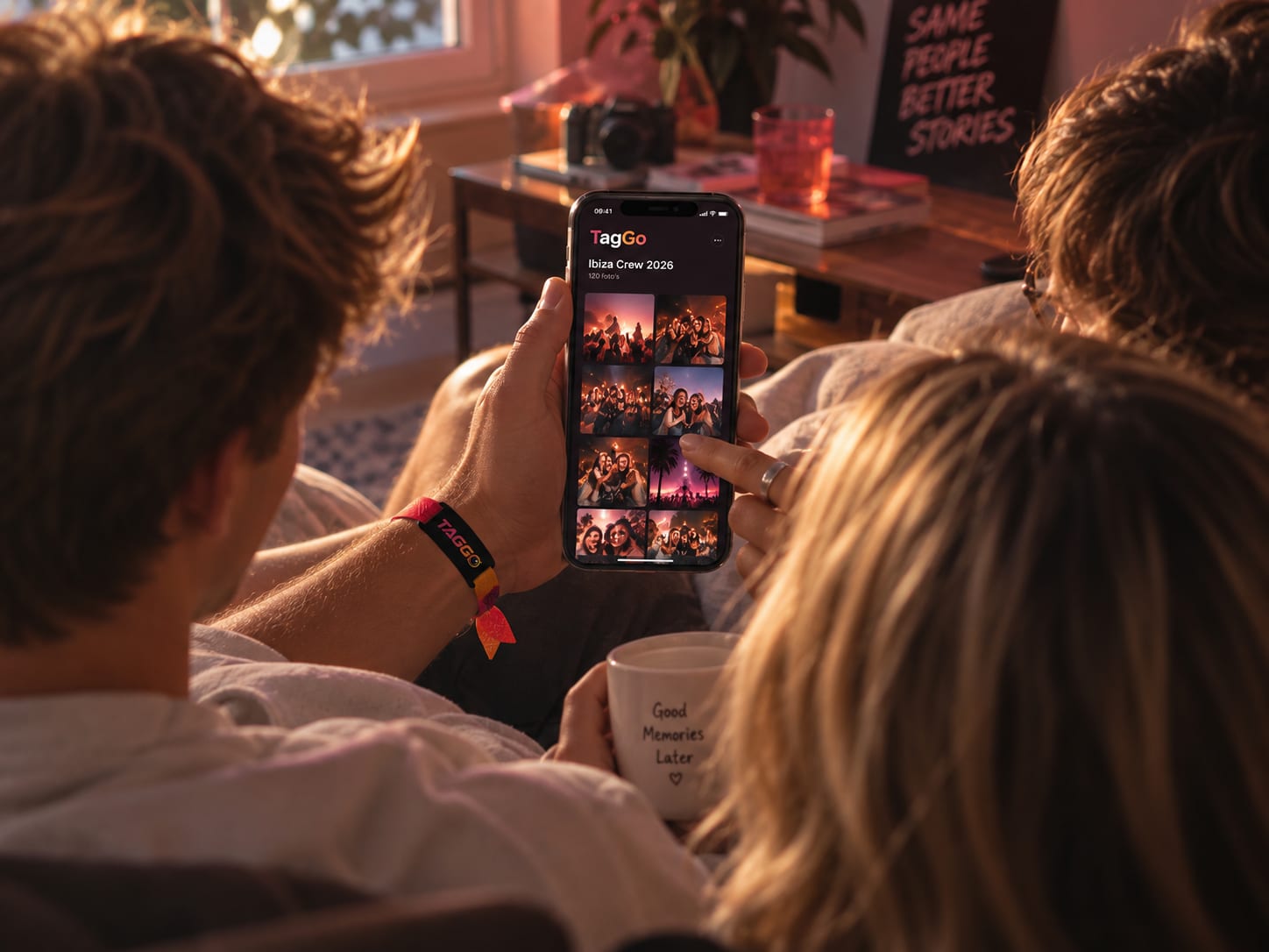 Twee mensen bekijken samen foto’s op een telefoon.